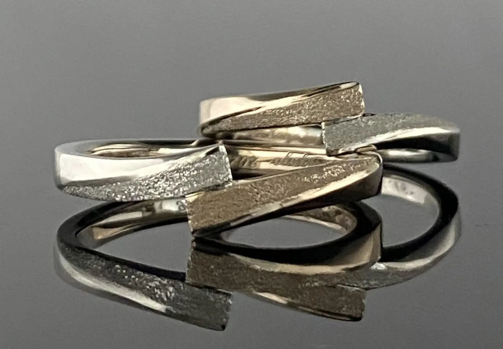 斬新な形状が美しいオーダーメイドコンビリング | 結婚・婚約指輪の